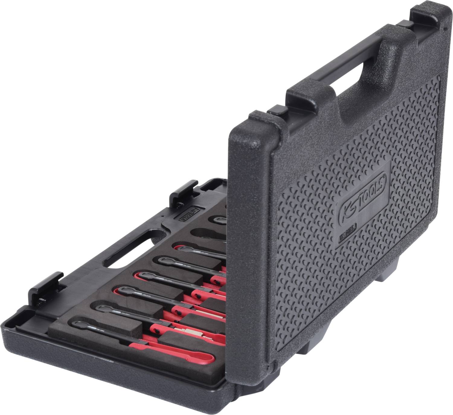 'Czarny kufer narzędziowy z otwartą pokrywą, w którym leżą czerwone i czarne klucze płaskie w różnych rozmiarach.'