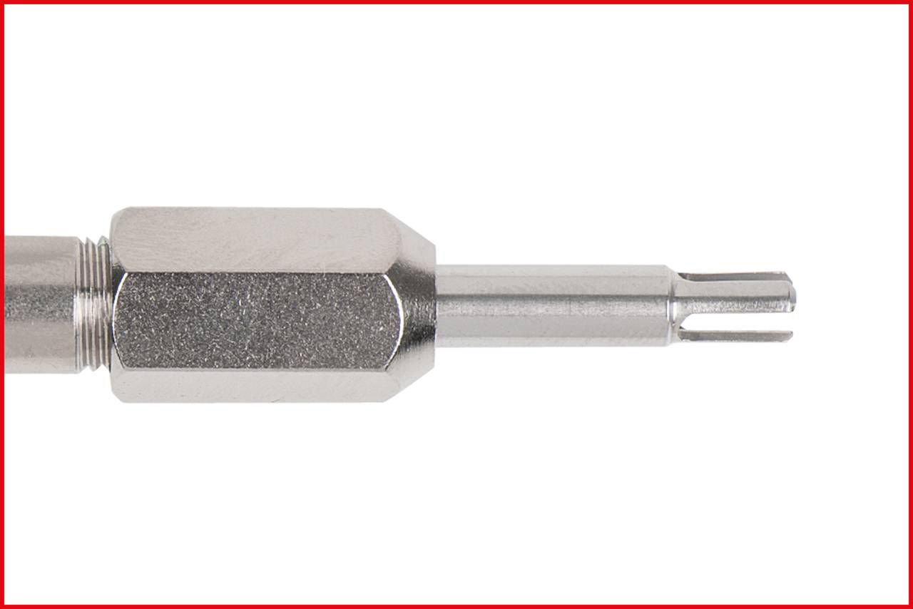 Metalowy adapter narzędziowy o kształcie cylindrycznym z bazą sześciokątną, wykonany głównie z srebrzystego metalu.