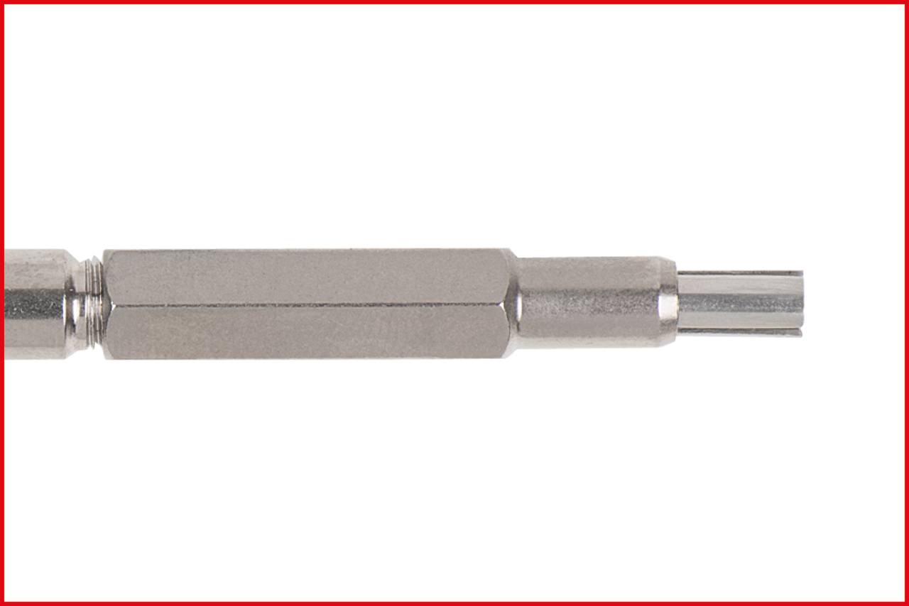 Metalowe narzędzie z sześciokątnym chwytem i cylindrycznym zakończeniem.