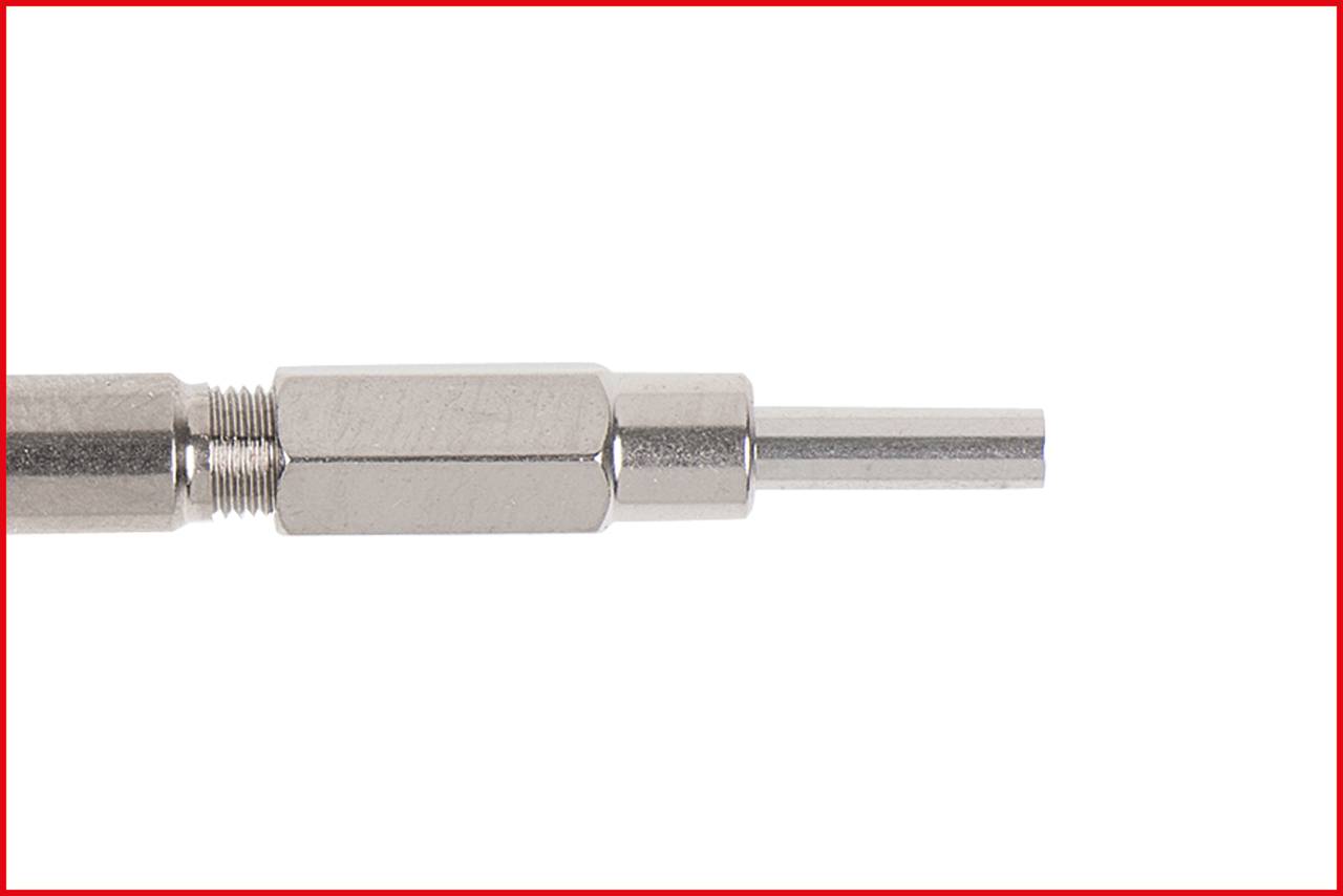 Srebrne metalowe narzędzie z sześciokątnym chwytem i cylindrycznym zakończeniem, na białym tle. Narzędzie do precyzyjnej pracy.