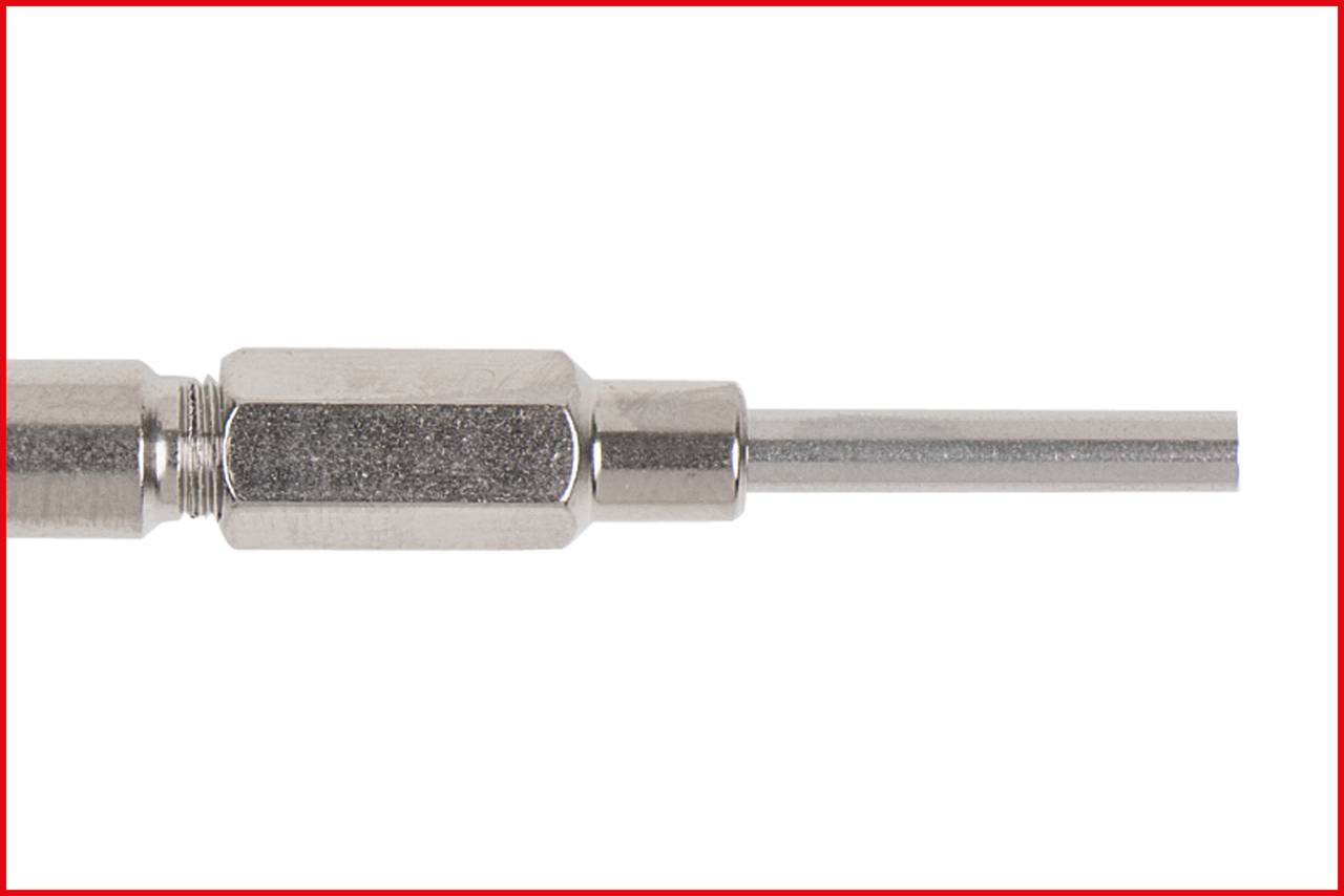 Metalowy pręt z ośmiokątną częścią środkową i cylindrycznym końcem, wskazujący w prawą stronę.