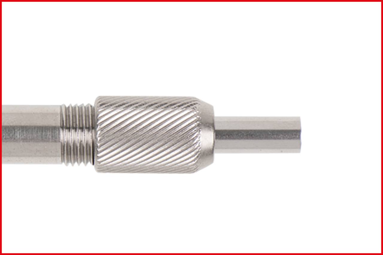 Metalowy cylindryczny pióroprzedmiot z prążkowaną częścią uchwytu, który jest w całości widoczny z jednej strony. Białe tło.
