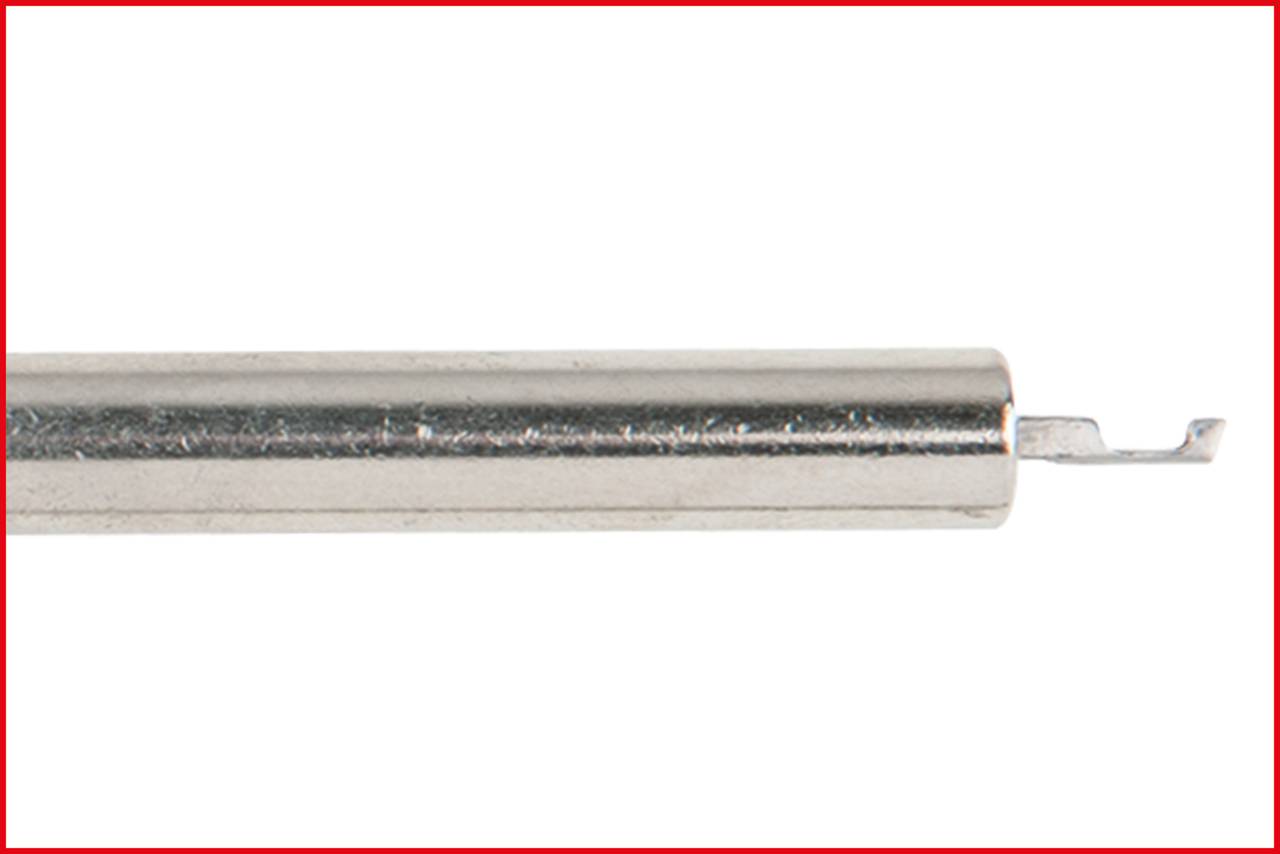 Srebrny pręt metalowy z małym, zakrzywionym haczykiem na końcu, prawdopodobnie narzędzie zegarmistrza służące do wyciągania bolców z bransolety.