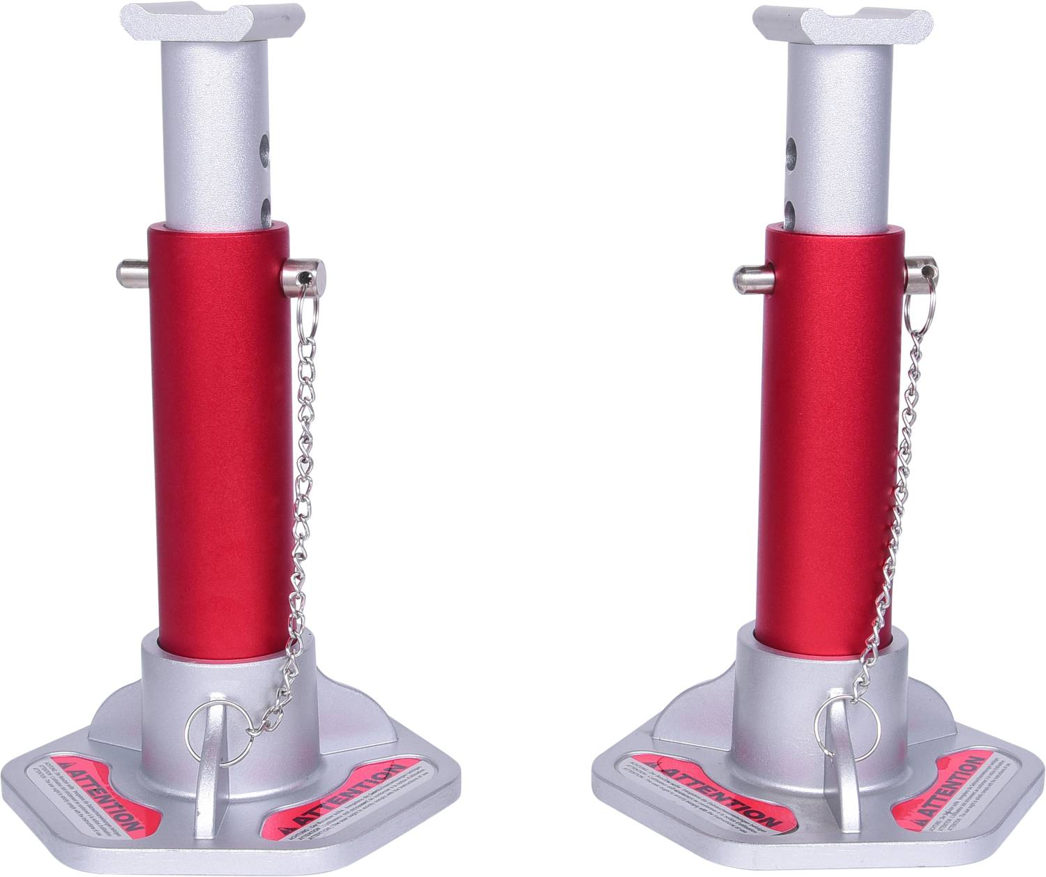Dwa czerwone, regulowane stojaki metalowe z bolcami zabezpieczającymi i łańcuchami, stoją na białej powierzchni. Służą do stabilizacji pojazdów.