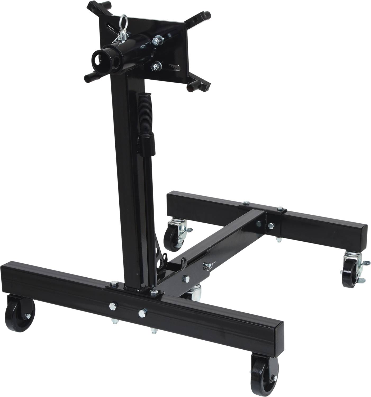 Czarny stojak na silnik wykonany z metalu, wyposażony w cztery kółka, regulowaną podstawę oraz mechanizm dźwigniowy, przeznaczony do przechowywania lub naprawy silników.