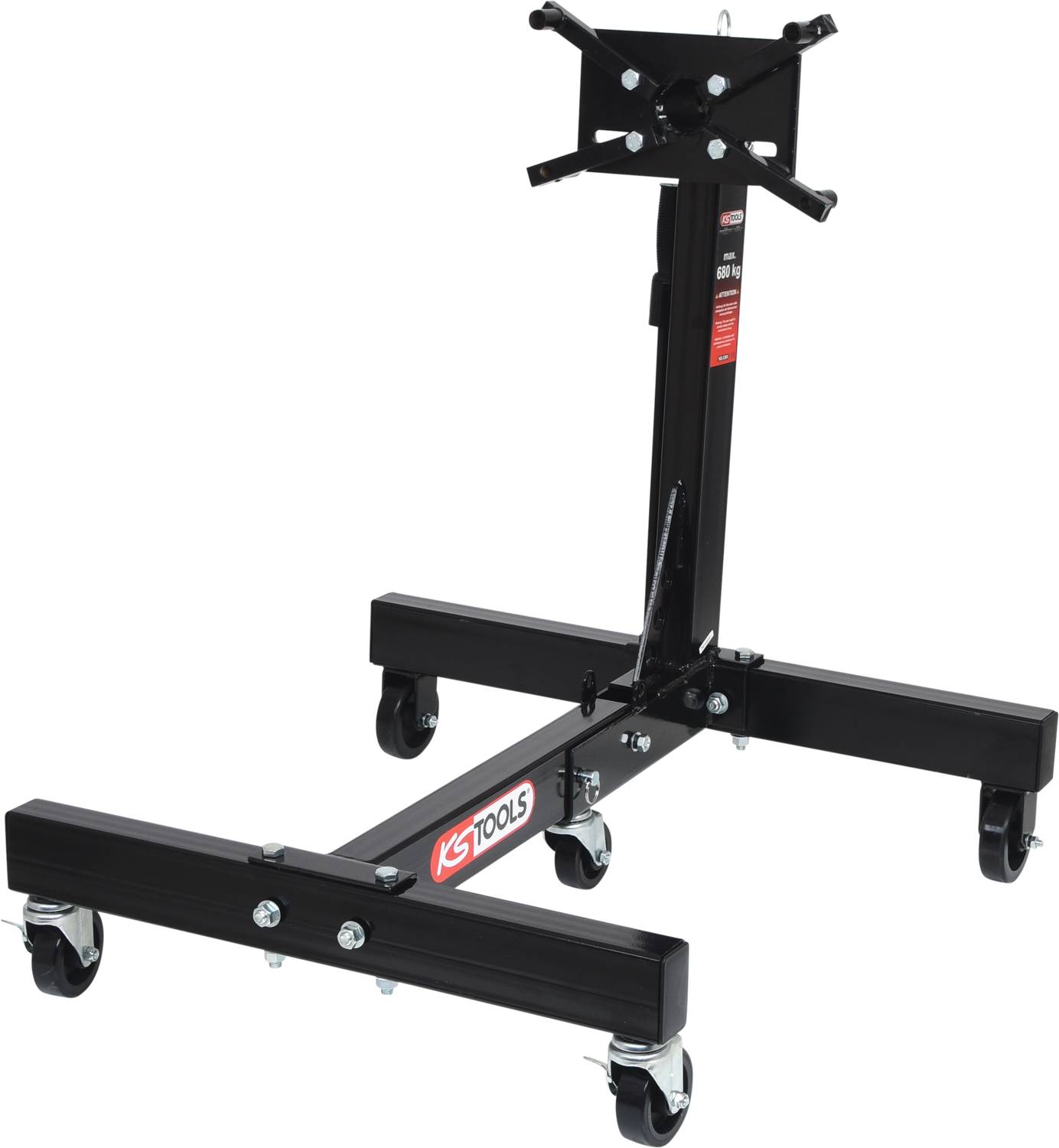 Czarny stojak na silnik na czterech kółkach. Stojak posiada uchwyt na górze do mocowania bloków silnikowych oraz logo z napisem 'KS TOOLS'.