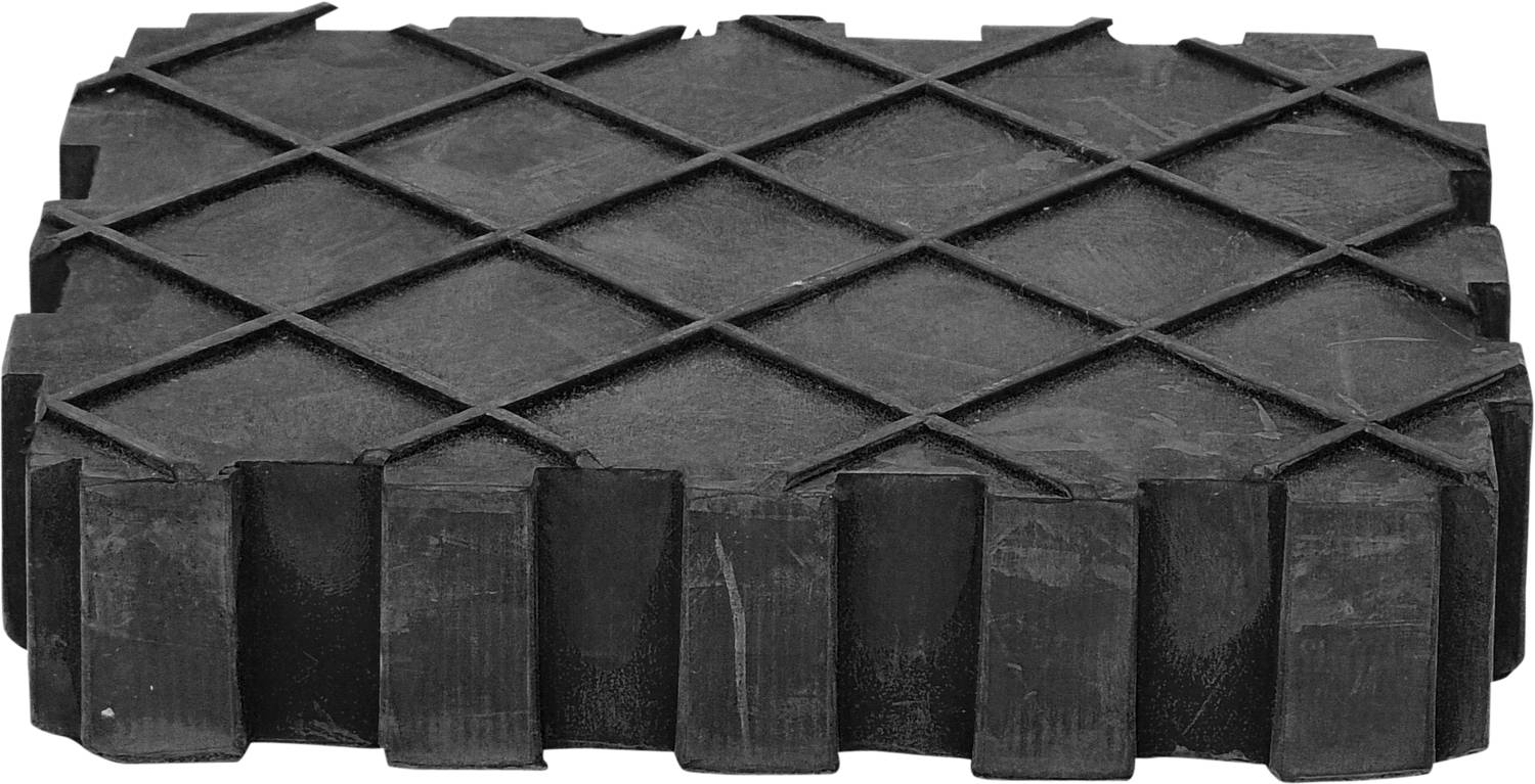 Czarna mata gumowa z wzorem diamentowym i podwyższonymi krawędziami.