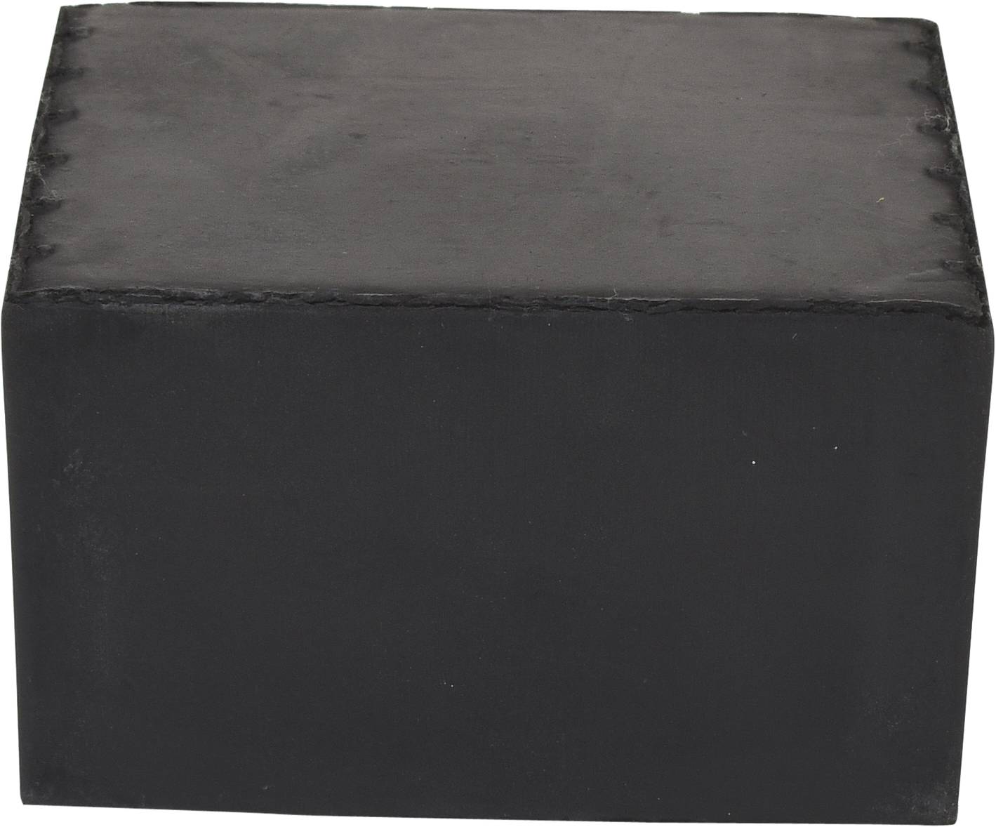 Czarny prostokątny blok wykonany z nieprzezroczystego materiału na jasnym tle.