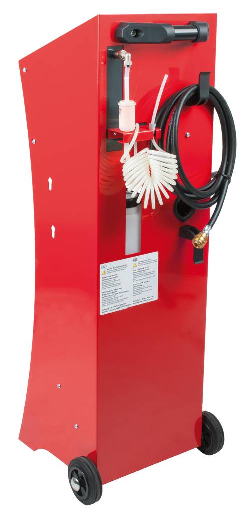 Czerwone urządzenie czyszczące z kołami i wężami po bokach. Na górze zamontowane są szczotki, na dole znajdują się ostrzeżenia.