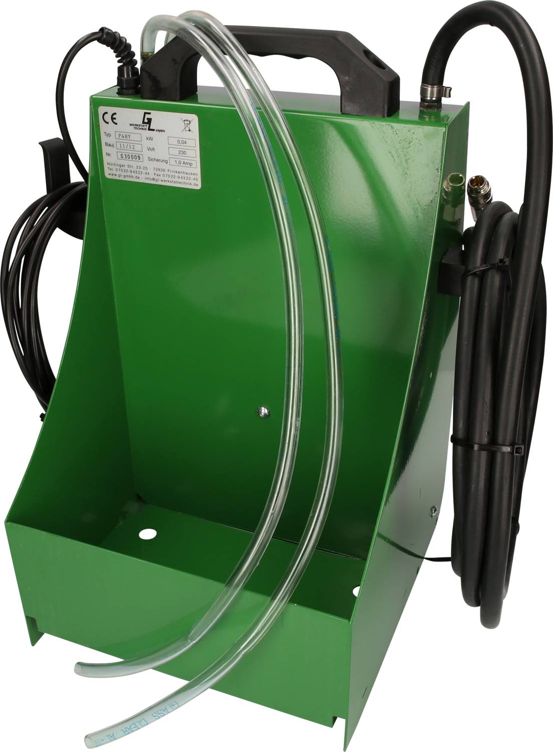 Zielony silnik elektryczny z przewodami i przezroczystymi wężami, zamontowany na metalowej ramie z uchwytem na górze.