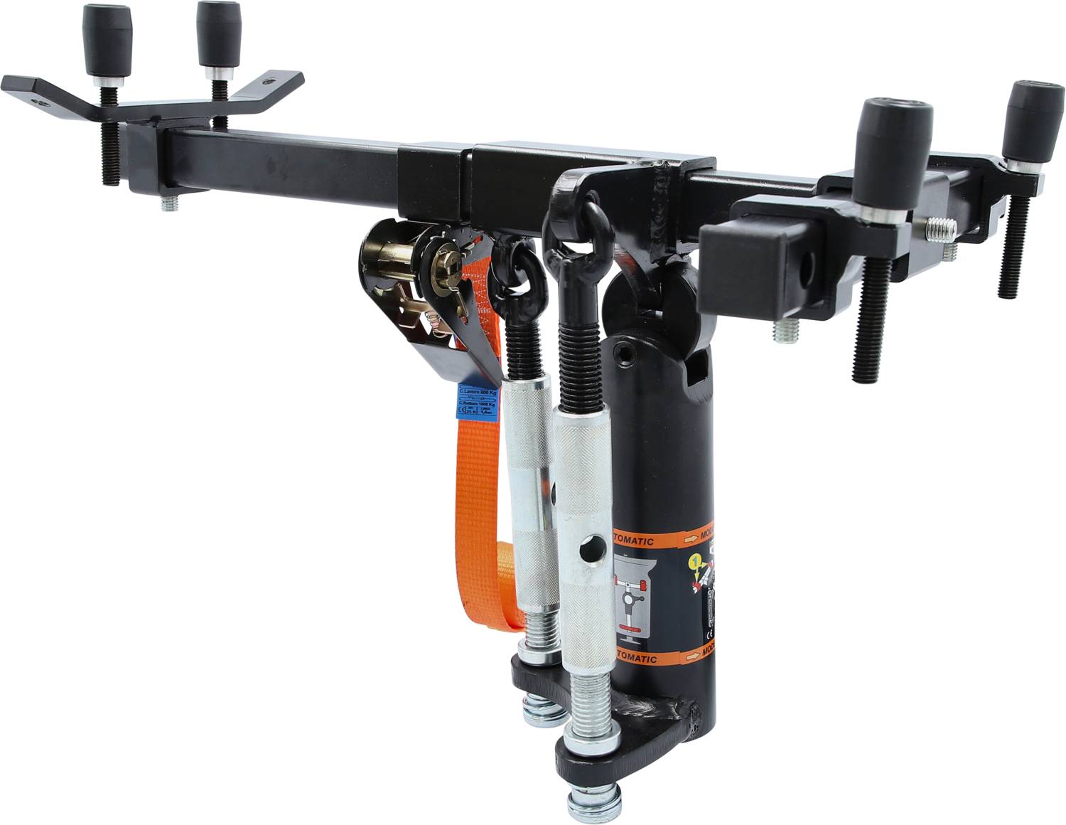 Metalowy hak holowniczy z paskami napinającymi i śrubami, odpowiedni do zamocowania w pojazdach do transportu ładunków i zapewnienia stabilności.