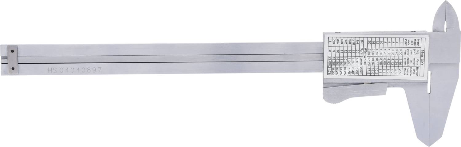 Srebrny suwmiarz z wydrukowaną tabelą przeliczeniową cali na milimetry na górnej powierzchni.