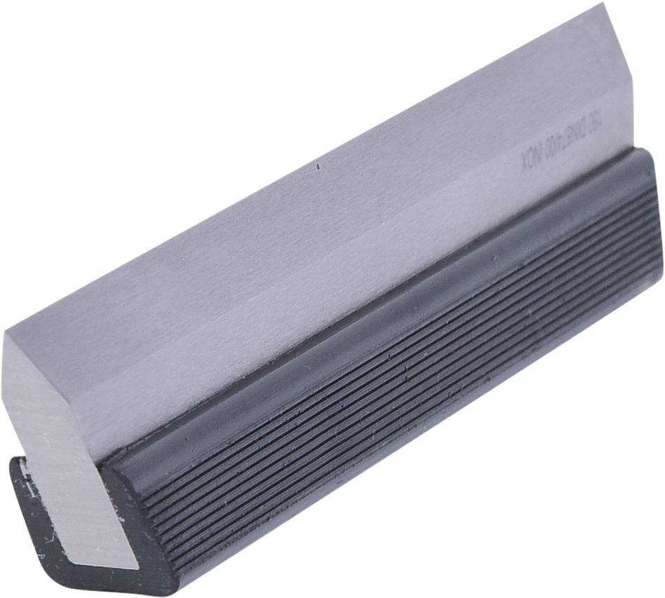 Metalowe narzędzie z ostrą krawędzią i żłobionym uchwytem, prawdopodobnie uchwyt ostrza lub skrobak.