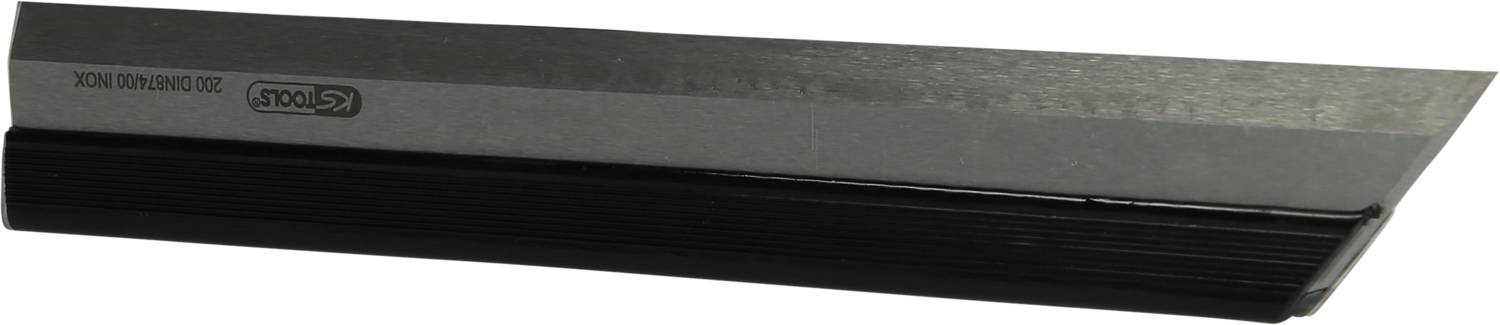 Kątomierz z czarną rękojeścią i metalowym ostrzem, lekko pochylony pod skosem w stronę kamery.