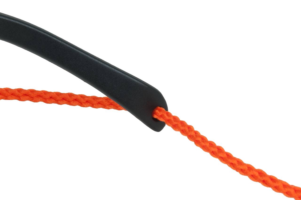 Czarny uchwyt trzyma mocno naprężoną, pomarańczową linę.