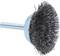 Szczotka druciana o okrągłym kształcie, z metalowymi włoskami i uchwytem do wiertarki, przeznaczona do czyszczenia powierzchni lub usuwania rdzy.
