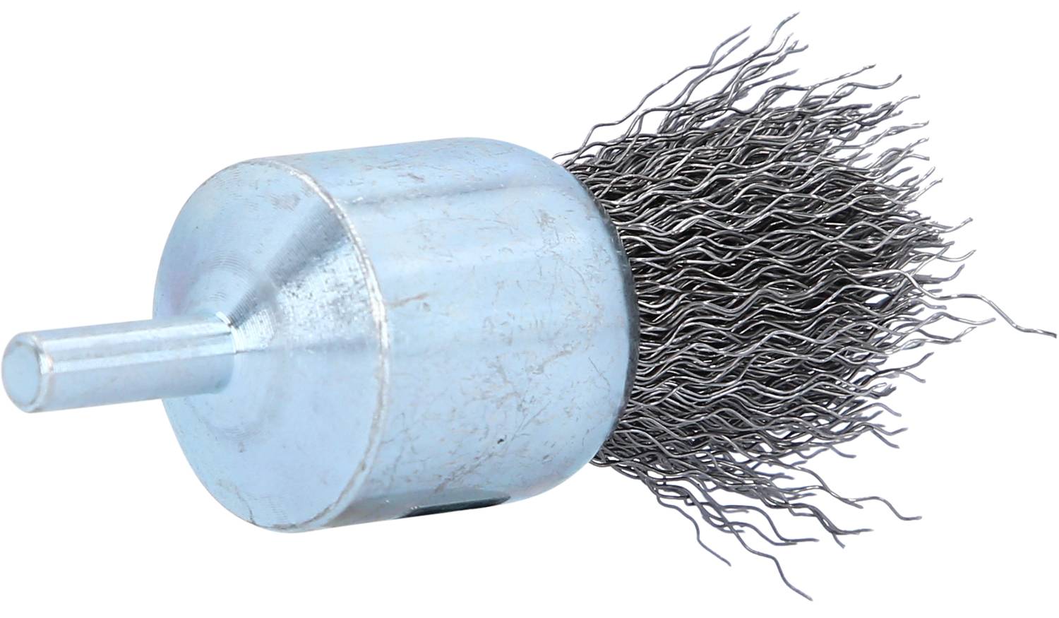 Okrągła szczotka druciana z metalowymi włoskami, zamocowana na stalowym uchwycie, przeznaczona do czyszczenia powierzchni i stosowana w wiertarkach.