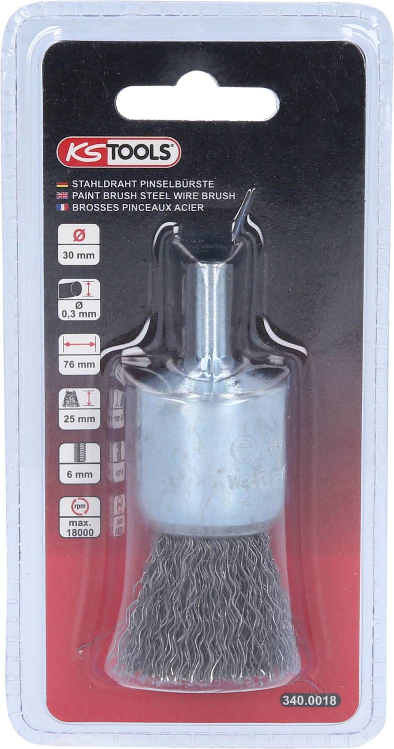 Stalowa szczotka druciana na czerwonym tle w przezroczystym opakowaniu. Odpowiednia do wiertarek. Różne oznaczenia rozmiaru i logo producenta.