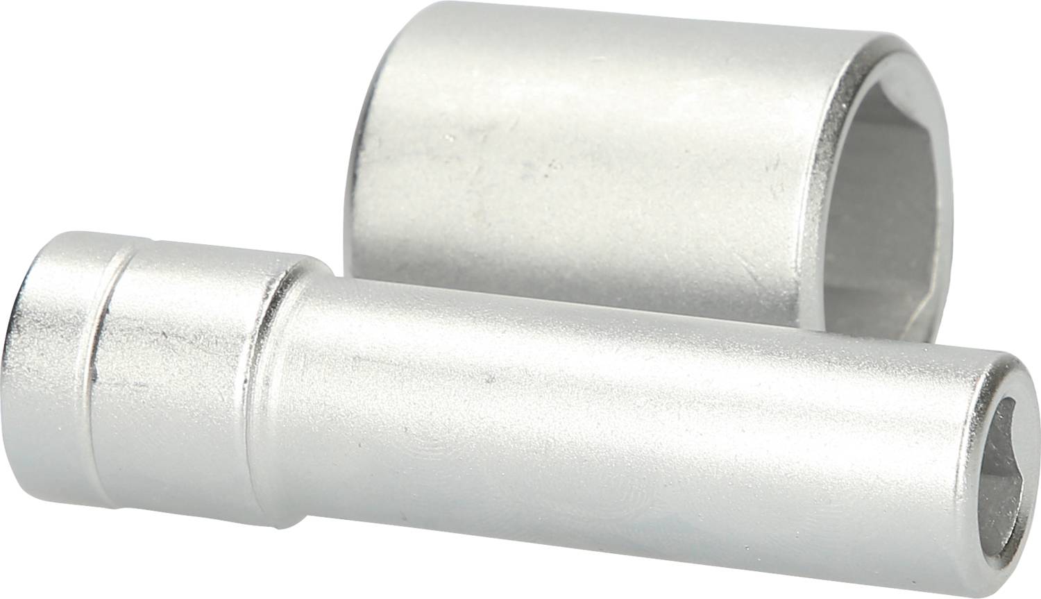 Dwa metalowe, cylindryczne narzędzia o końcówkach o różnej szerokości leżą obok siebie na białej powierzchni.