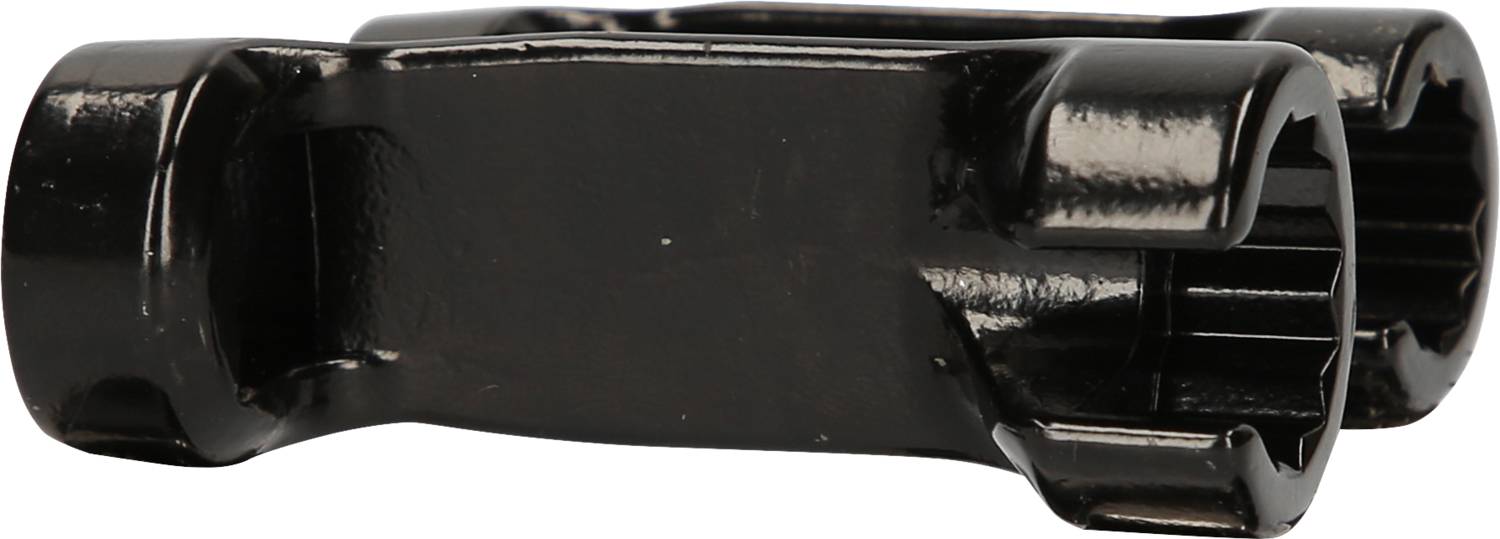 Czarny, metalowy element klucza z dwoma naprzeciwległymi otworami. Wydaje się być stabilny i solidnie wykonany.