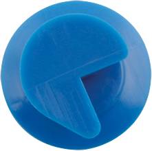 Okrągła, niebieska plastikowa pokrywka z wypukłym, umieszczonym pośrodku uchwytem w kształcie litery T, sterczącym jak klin.
