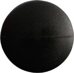 Czarna, okrągła piłka na białym tle.