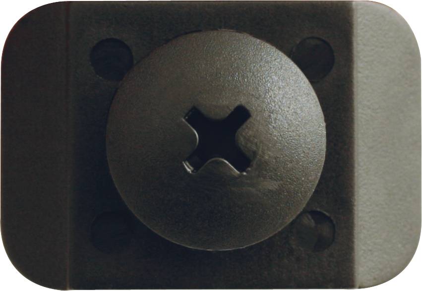 Wkręt krzyżowy włożony w blachę metalową, wycentrowany widziany z góry.