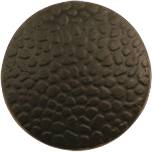 Okrągły, ciemny przycisk o strukturowanej powierzchni, przypominającej młotkowaną metalową lub skórzaną fakturę.