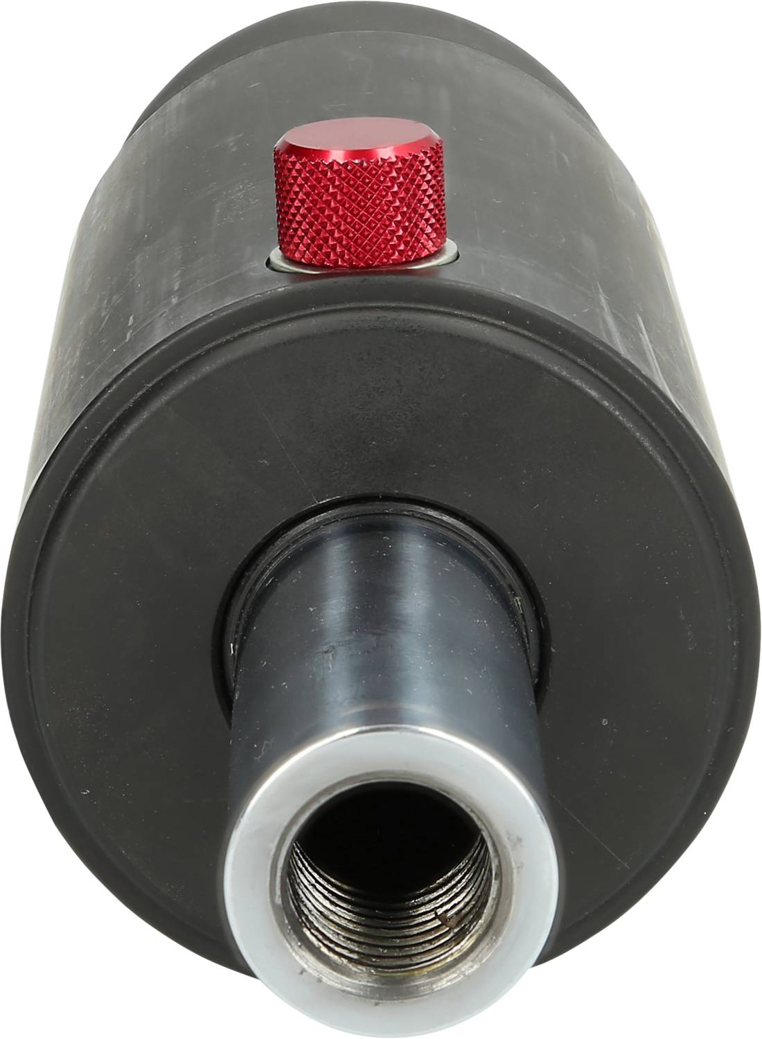 Czarny walec z czerwonym przyciskiem na górze i otwartym metalowym gwintem pośrodku przedniej strony.