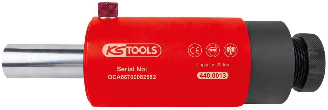 Czerwony cylinder hydrauliczny firmy KS Tools o numerze seryjnym 'QCA66700082582' o pojemności 22 ton.