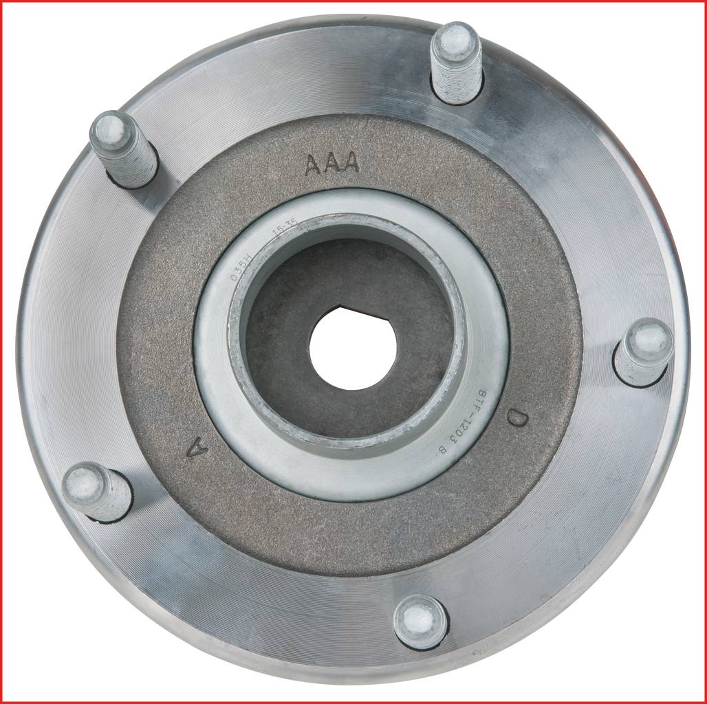 Zdjęcie przedstawia srebrną metalową tarczę z pięcioma śrubami i napisem 'AAA'. Środek tarczy jest pusty i sześciokątny.