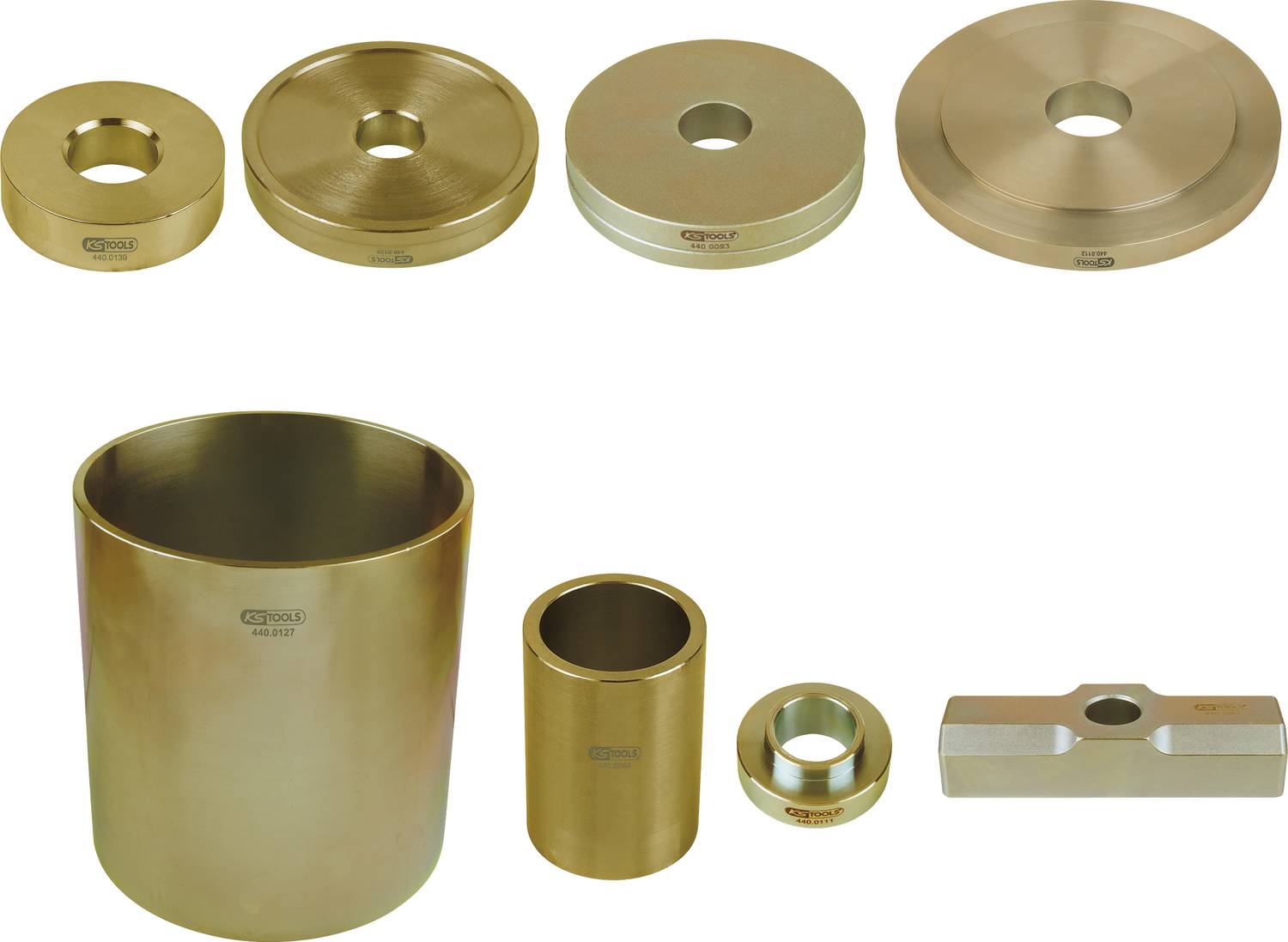 Zestaw siedmiu metalowych pierścieni i cylindrów o różnych rozmiarach, ułożonych w dwóch rzędach. Wydają się być wykonane z mosiądzu.