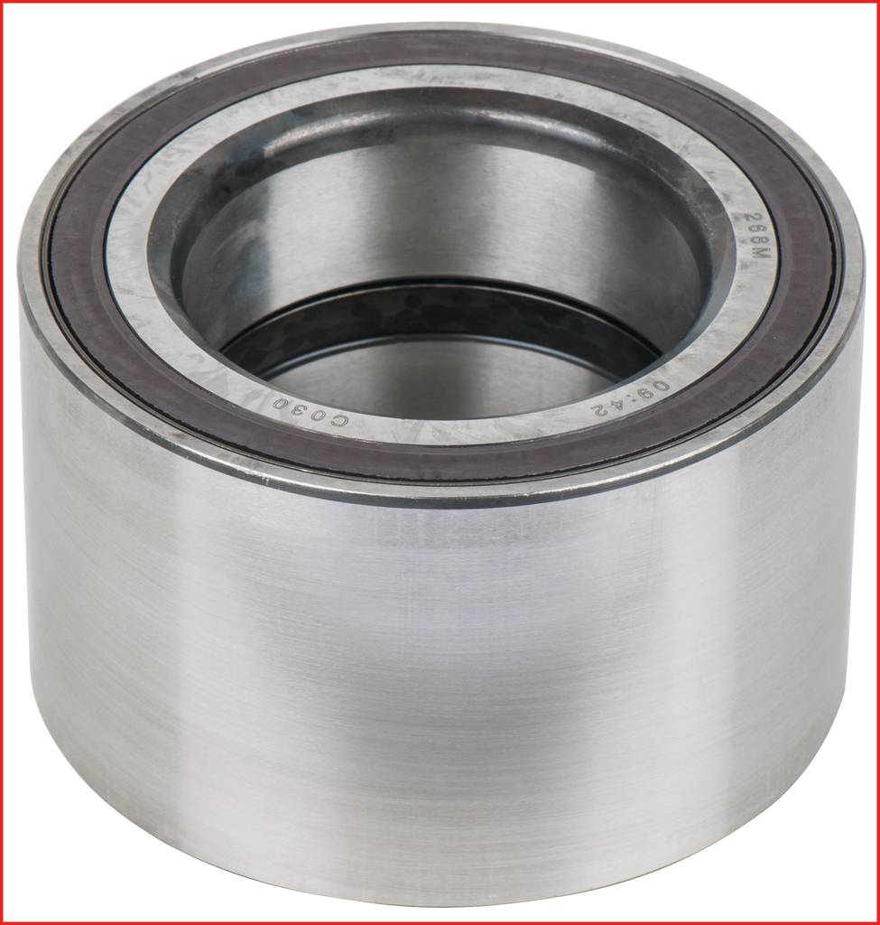 Cylindryczne łożysko toczne, lśniące i srebrzyste, o gładkiej powierzchni, z widocznym ciemnym uszczelnieniem gumowym wewnątrz.