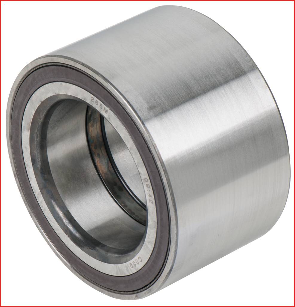 Obraz przedstawia cylindryczne łożysko kulkowe wykonane z metalu o gładkiej, lśniącej powierzchni. Jest stosowane w maszynach.