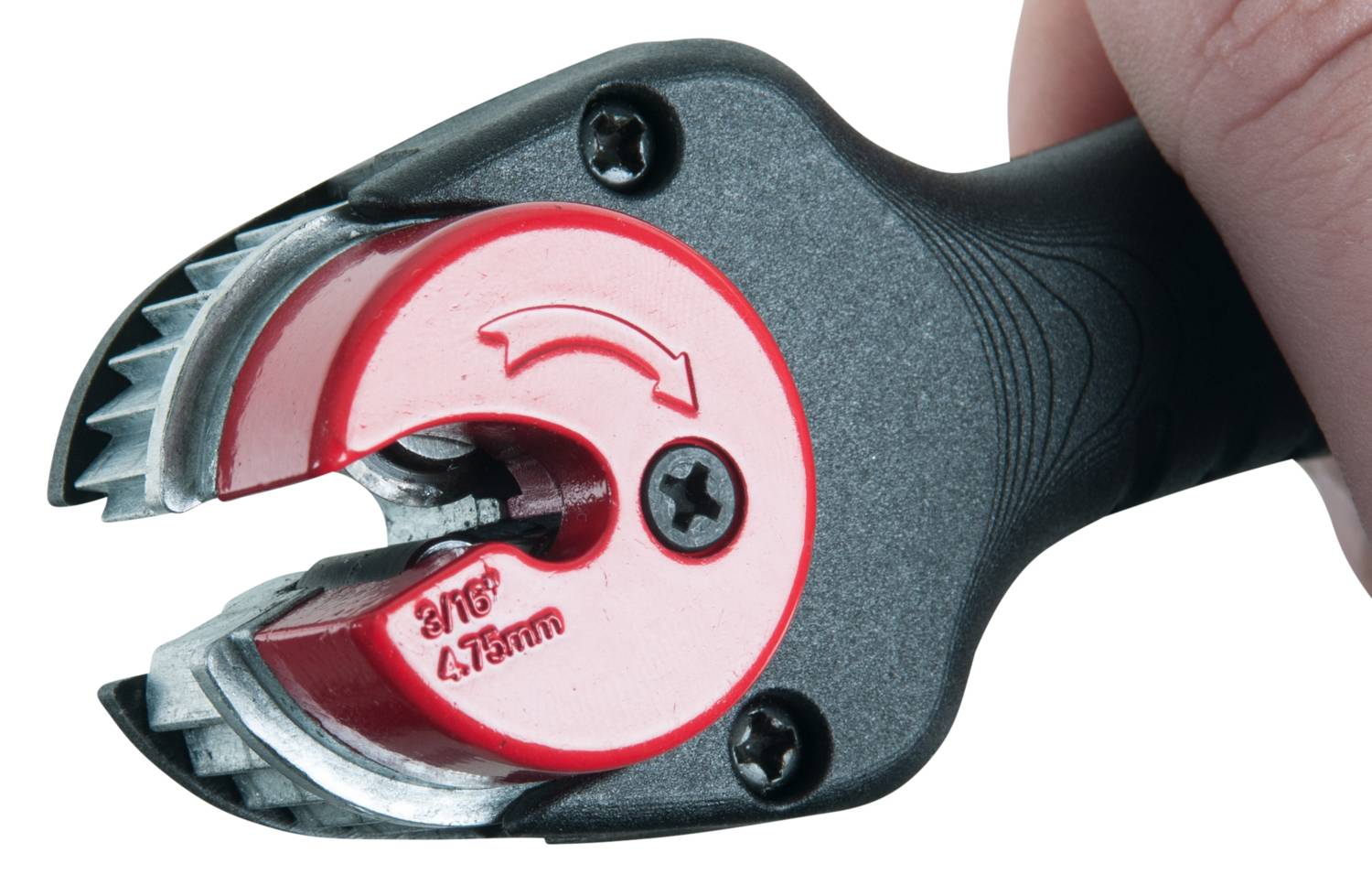 Narzędzie tnące z ostrzem oznaczonym kolorem czerwonym i napisem '3/16" 4,7mm', trzymane w ręce.