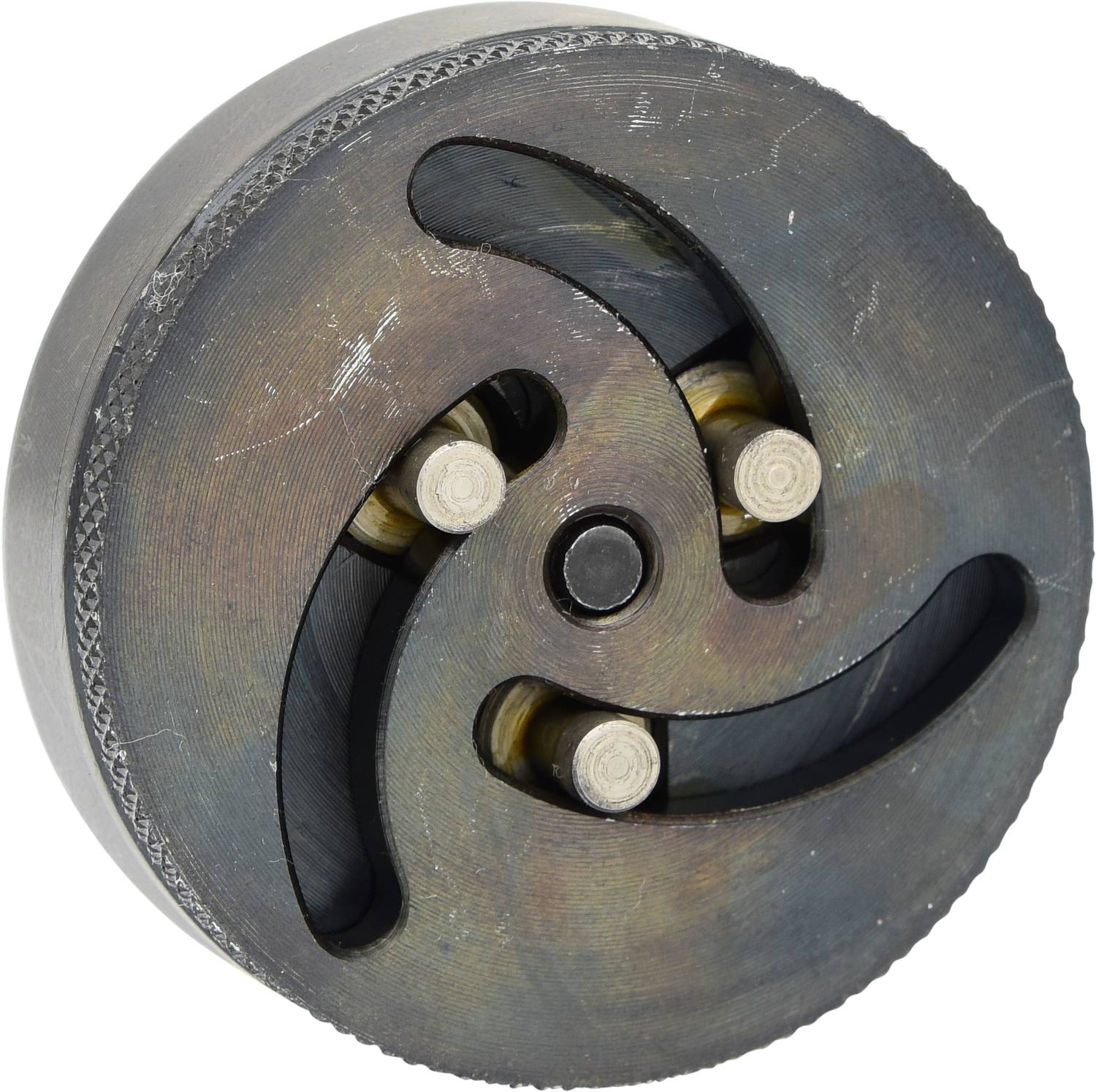 Metalowa tarcza z obrotowymi, zakrzywionymi nacięciami i trzema centrowanymi otworami; element techniczny lub część maszyny.