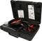 Czarny kufer zawiera elektroniczne urządzenie diagnostyczne do pojazdów wraz z przewodami, zaciskami i małym pojemnikiem z akcesoriami.