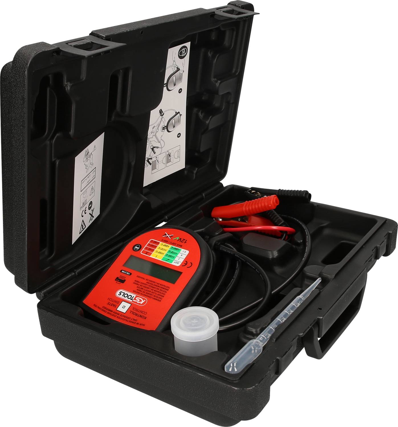 Otwarty czarny kufer zawiera czerwoną ładowarkę z kablami i zaciskami, instrukcję obsługi oraz małe, przezroczyste naczynie.