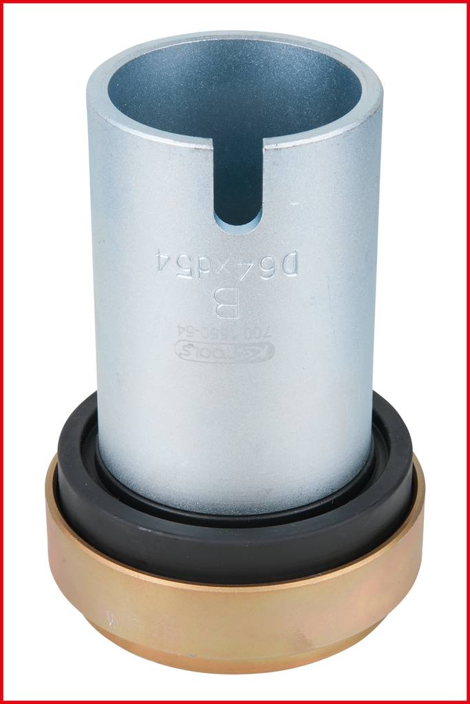 Metalowy cylinder z rozcięciem na górnej powierzchni, umieszczony na cokole czarno-złotym. Przeznaczenie nieznane.