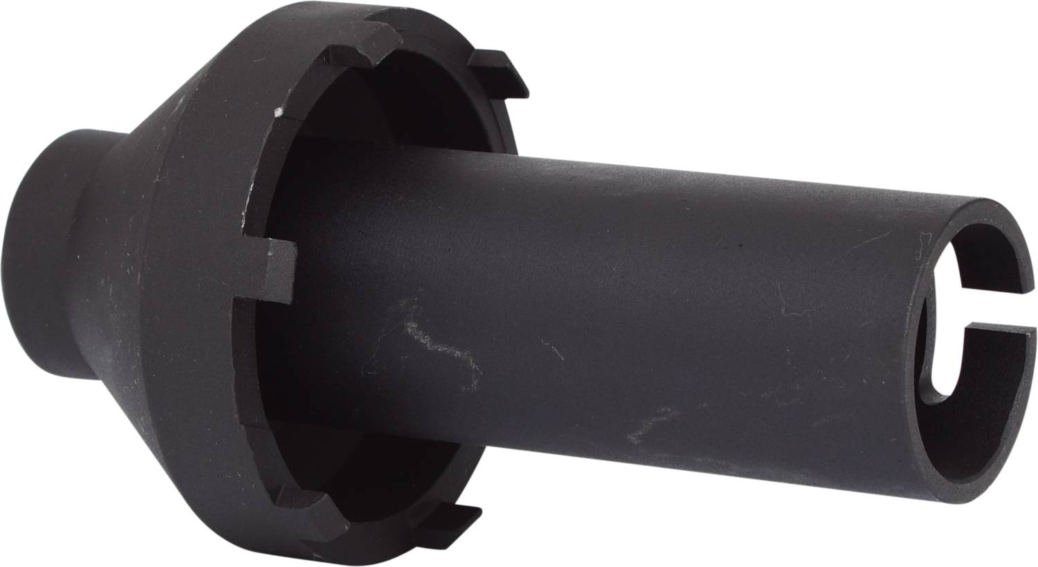 Czarne metalowe narzędzie o cylindrycznym kształcie z ząbkowanymi krawędziami, prawdopodobnie służące do dokręcania lub odkręcania elementów.