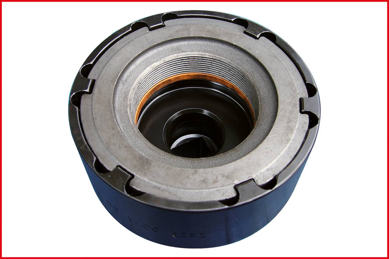 Mechaniczny element maszyny z metalową obudową i gwintem, przedstawiony na białym tle.