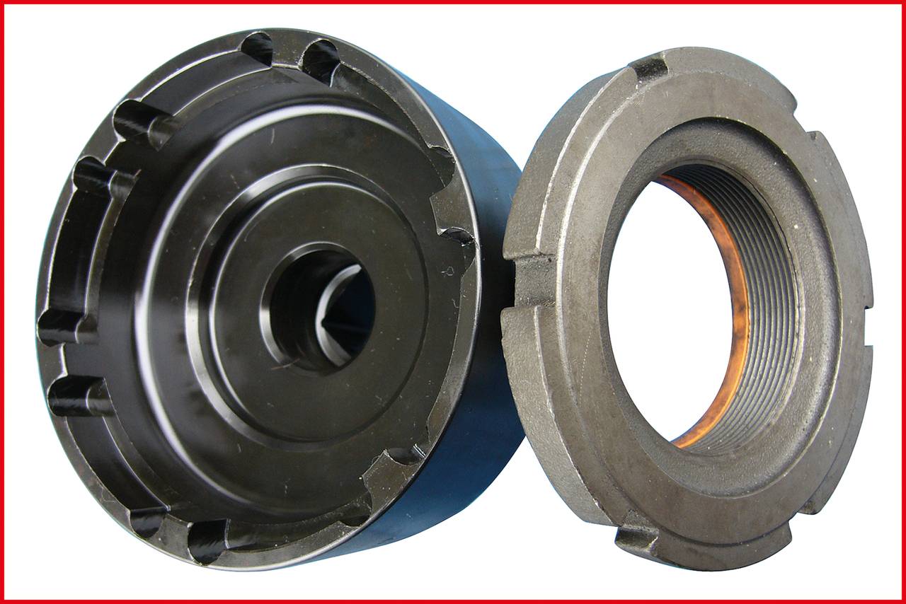 Dwie metalowe sprzęgła obok siebie, po lewej stronie zamknięte, po prawej otwarte, zząbkowanymi krawędziami, na białym tle.