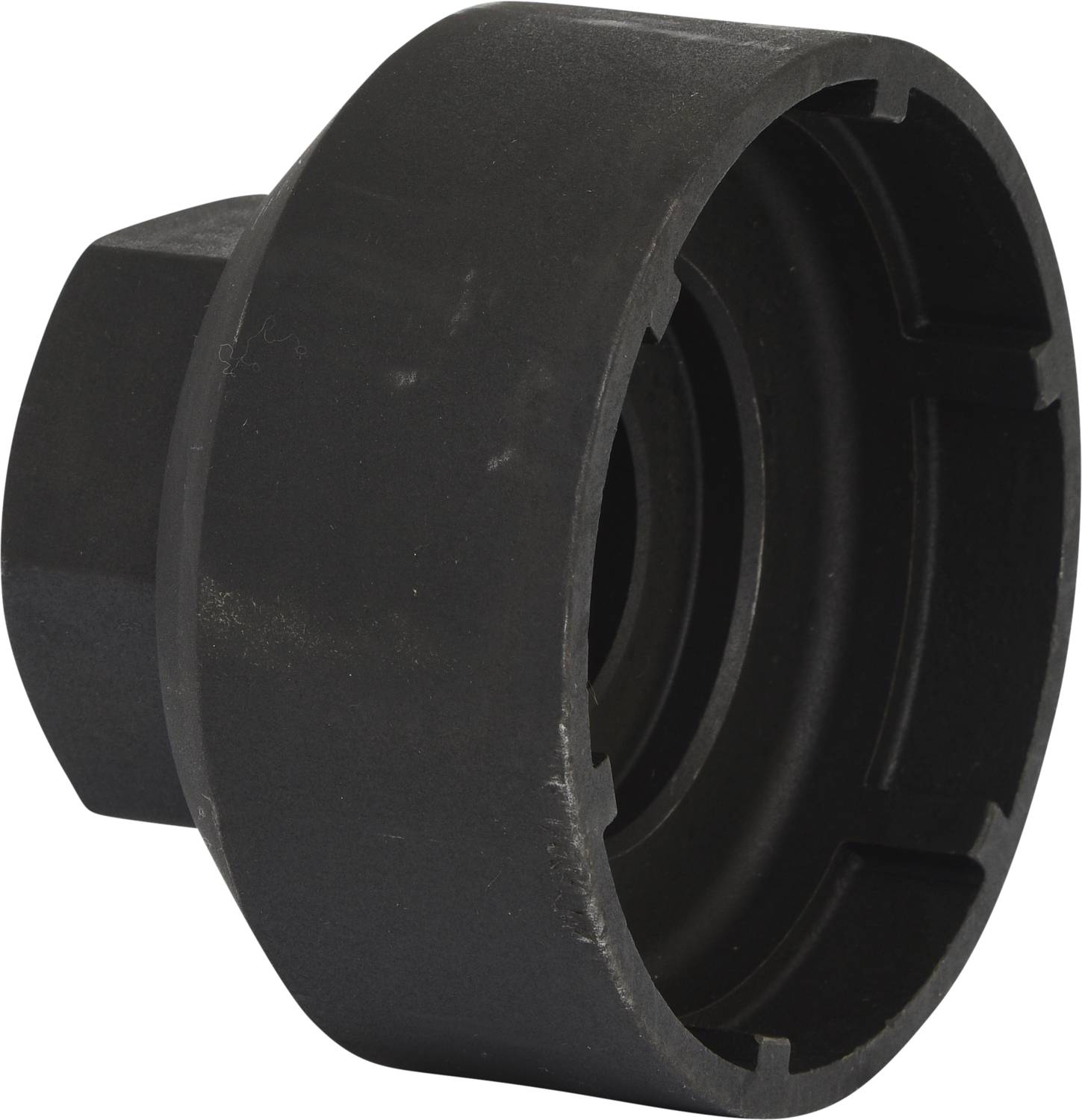 Okrągły, czarny adapter metalowy z wieloma wcięciami, prawdopodobnie przystosowany do mocowania lub łączenia elementów.