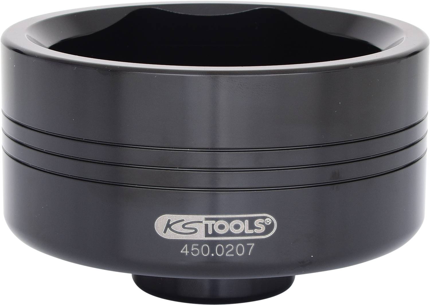 'Czarny klucz do filtrów oleju marki KS Tools, model 450.0207, o cylindrycznym kształcie z rowkowanymi liniami, służy do odkręcania filtrów oleju.'