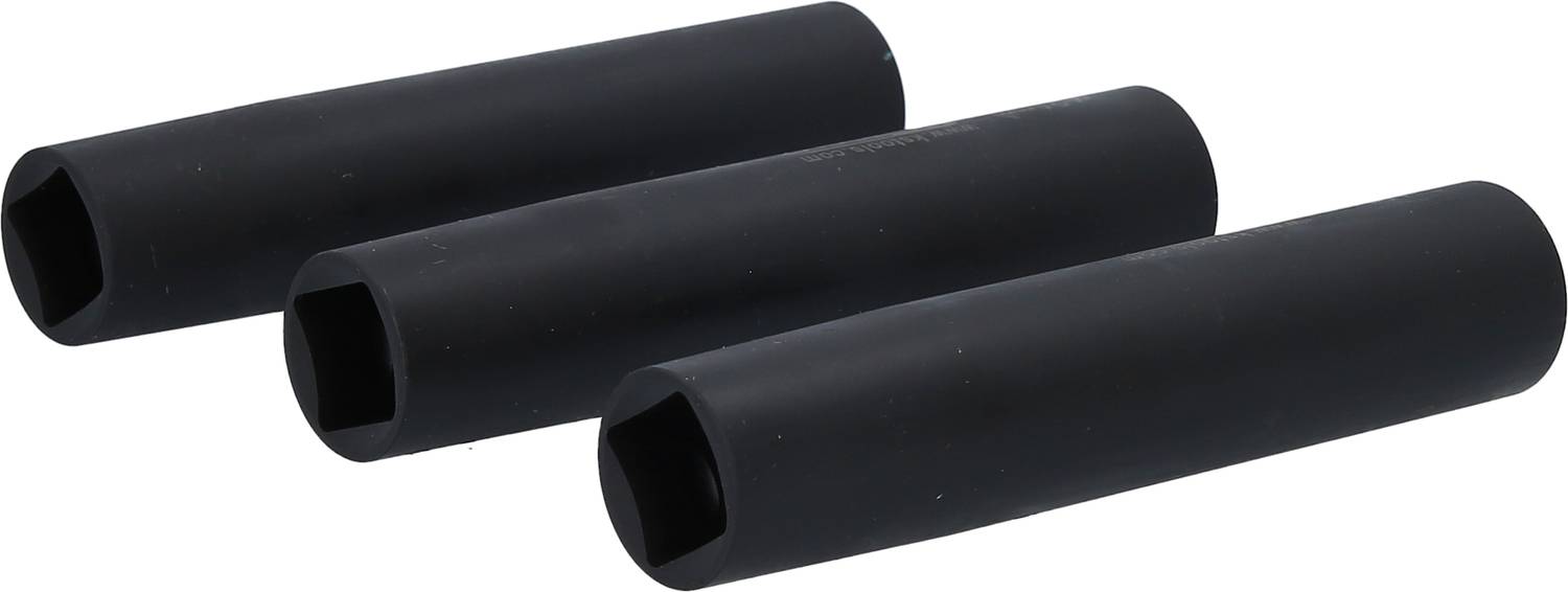 Trzy czarne, cylindryczne osłony z kwadratowymi otworami, ułożone obok siebie pod lekkim kątem.