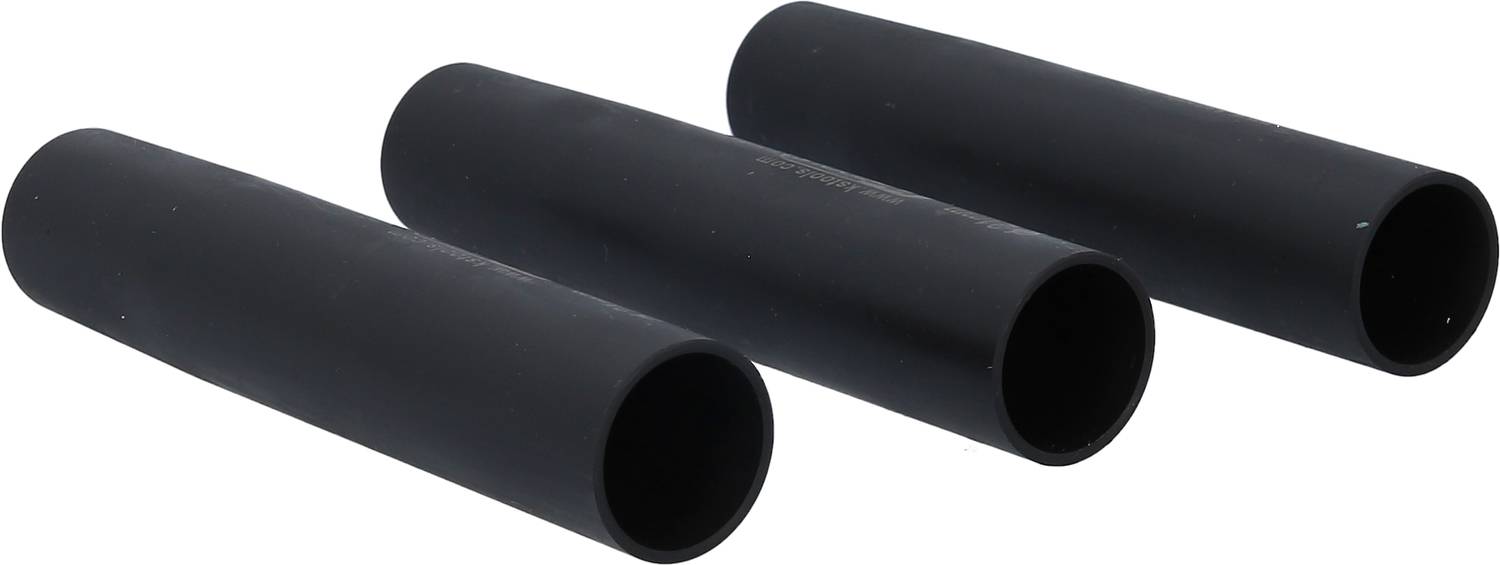 Trzy czarne, rurkowate obiekty w ukośnym układzie na białym tle. Są równomiernie rozmieszczone.