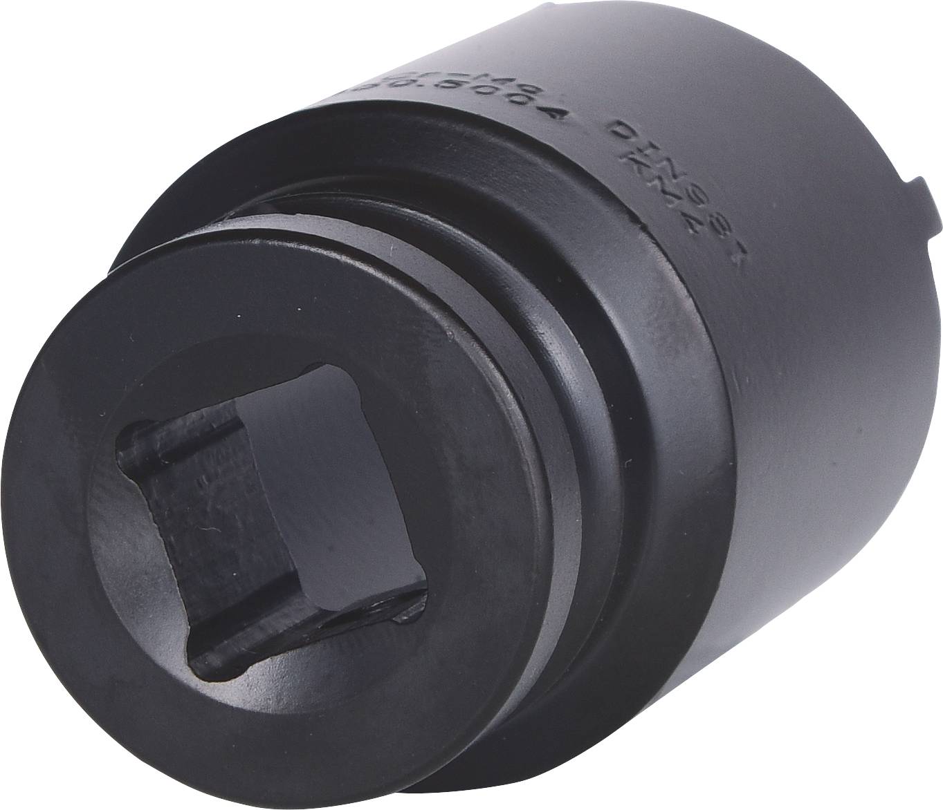 Czarny metalowy element z kwadratowym otworem, prawdopodobnie adapter narzędziowy.