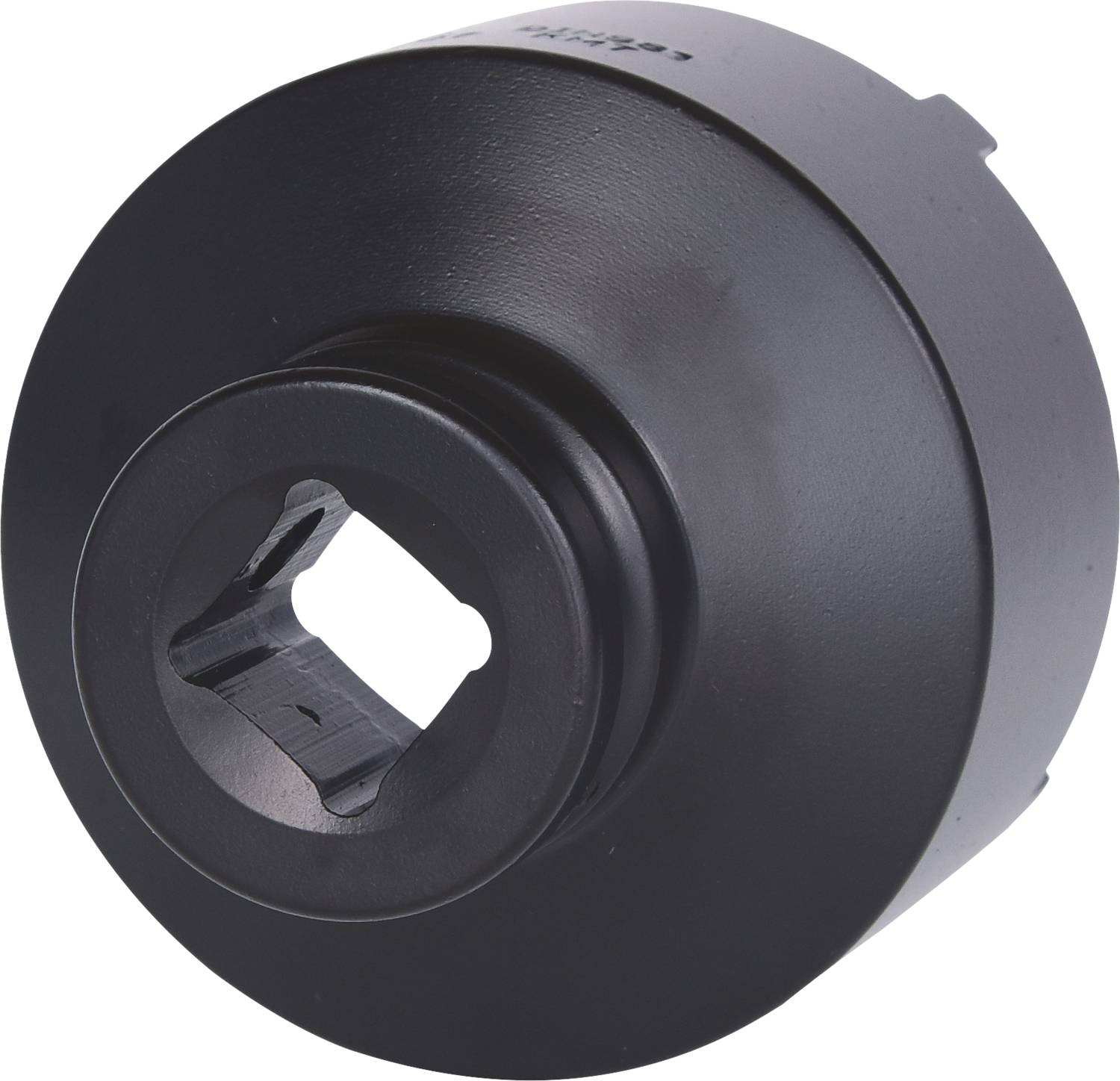 Czarny adapter metalowy z kwadratowym otworem pośrodku, używany do łączenia elementów mechanicznych.