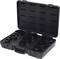 Czarny otwarty kufer z kilkoma okrągłymi wkładkami o różnych rozmiarach.