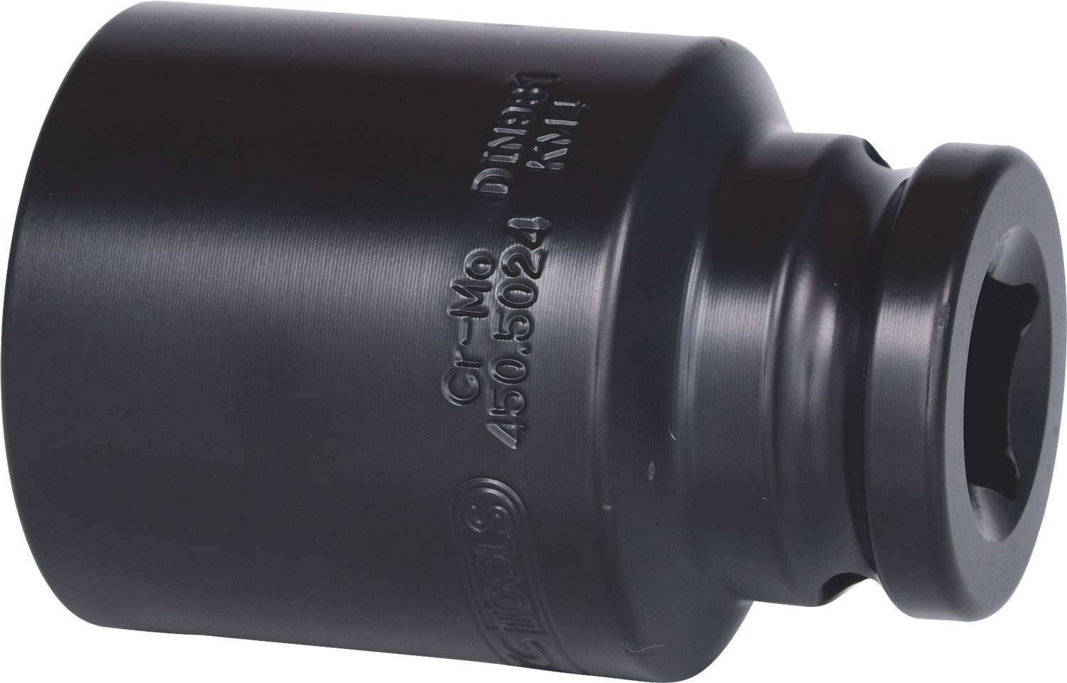 Czarny klucz nasadowy, cylindryczny, z wytłoczonym oznakowaniem i kwadratowym zakończeniem do połączenia z kluczem zapadkowym.